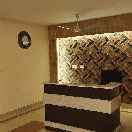 Sri Lakshmi Palace A/C Hotel Suluru Exterior photo
