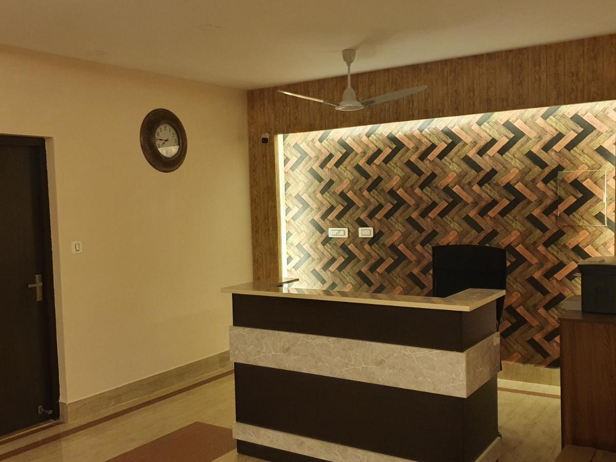 Sri Lakshmi Palace A/C Hotel Suluru Exterior photo