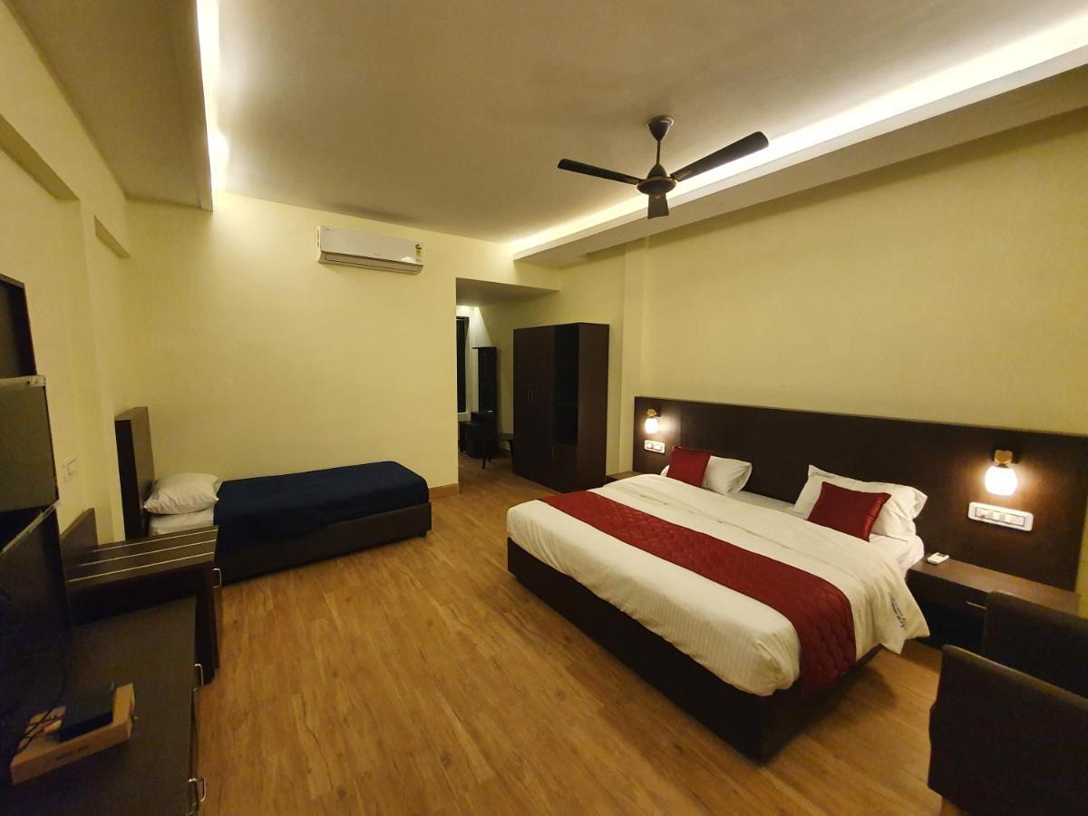 Sri Lakshmi Palace A/C Hotel Suluru Exterior photo